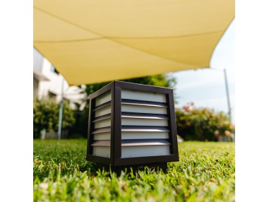 Solar QUB - The outdoor lamp with integrated solar panel