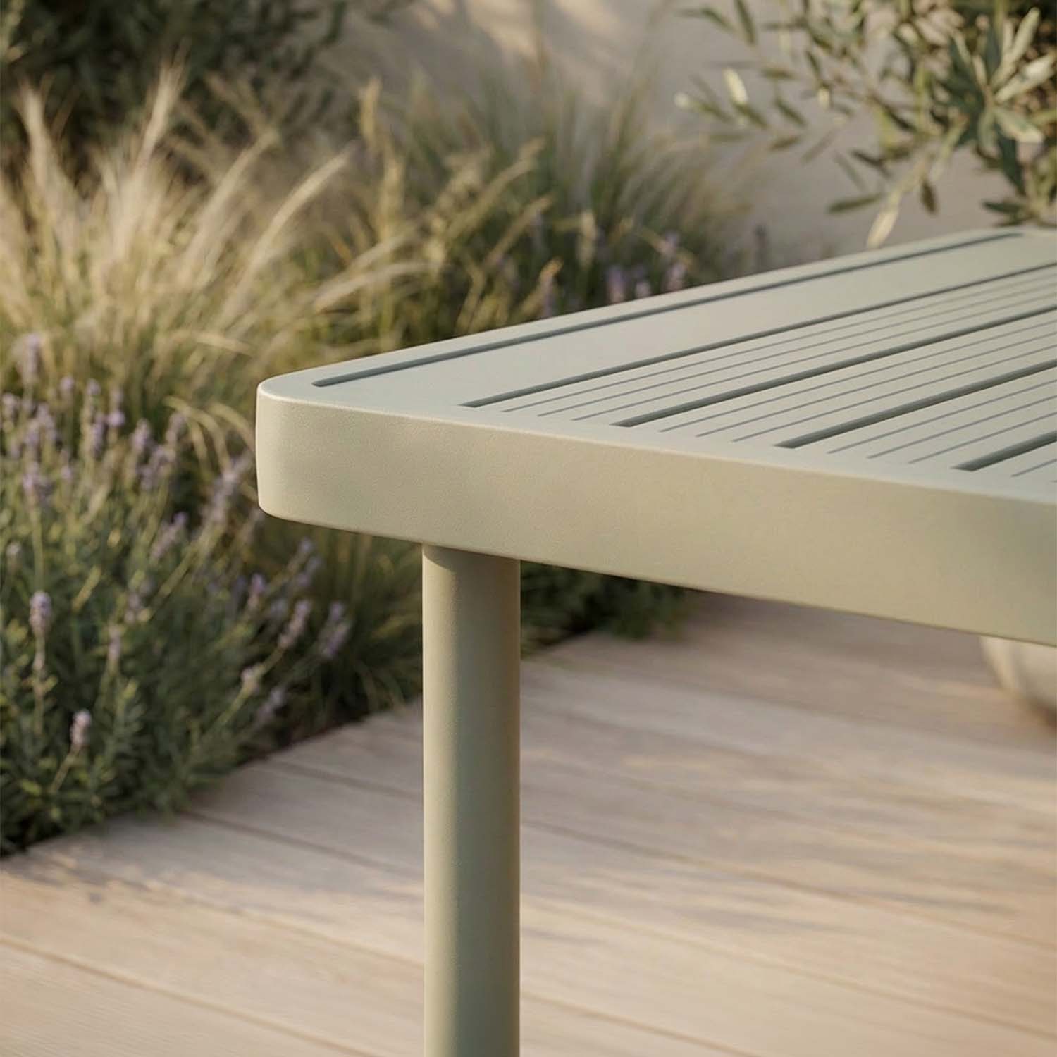 Powder-coated aluminium