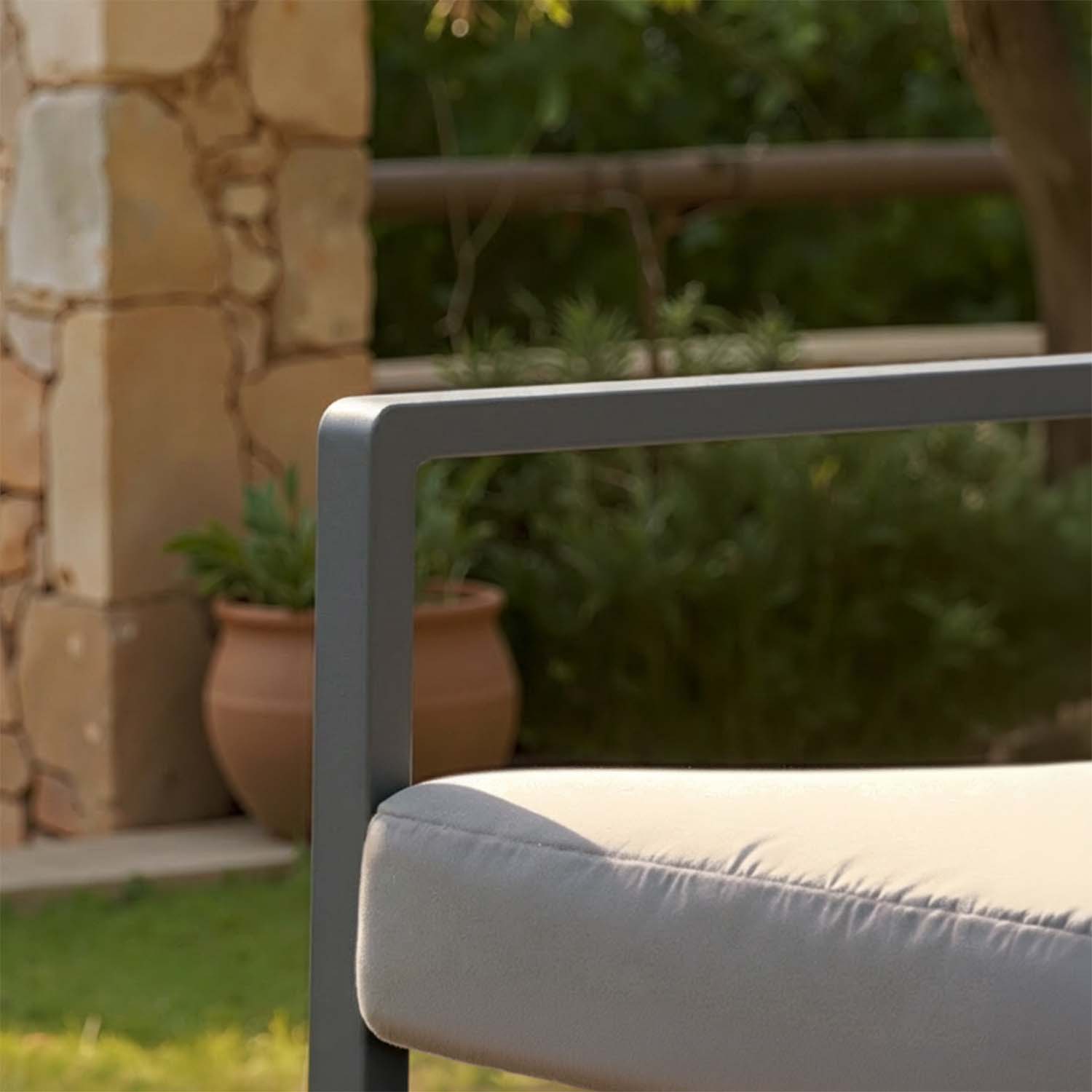 Powder-coated aluminium