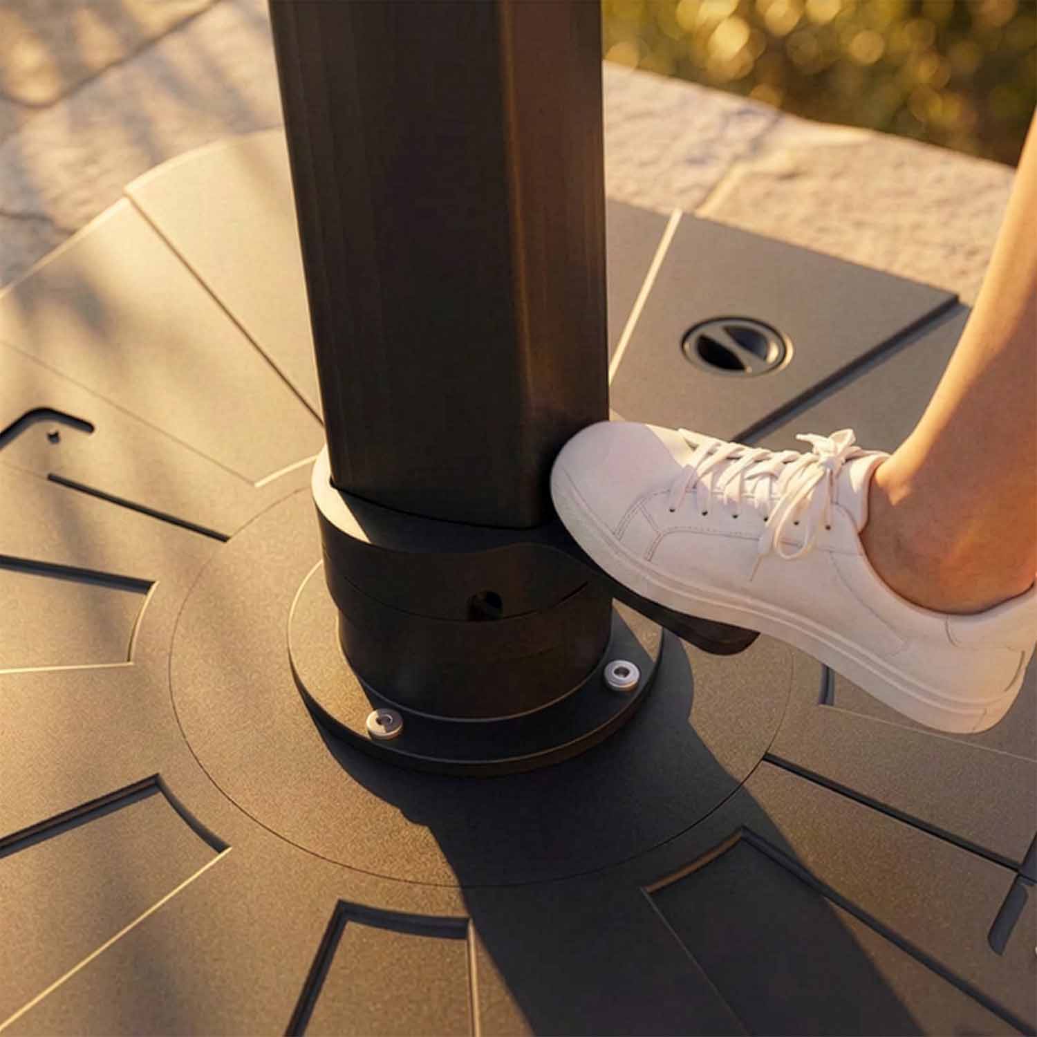 360° rotation with foot pedal